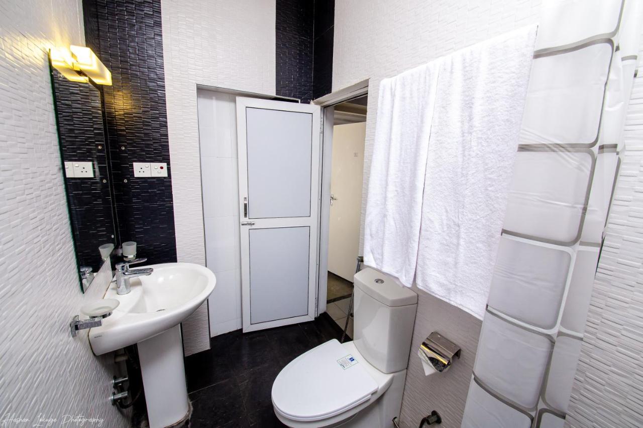 Asian House Hotel Kolombo Bagian luar foto