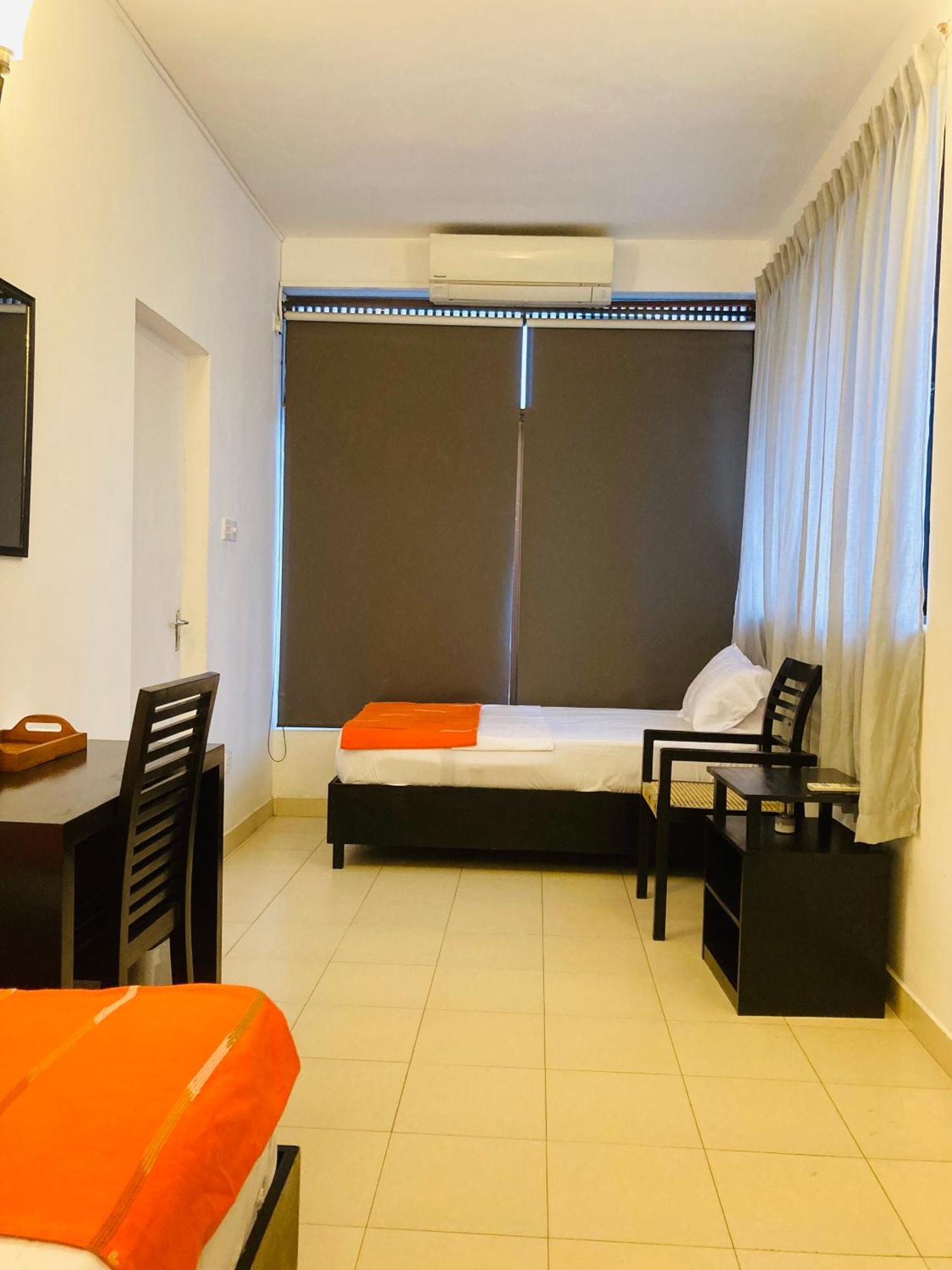 Asian House Hotel Kolombo Bagian luar foto